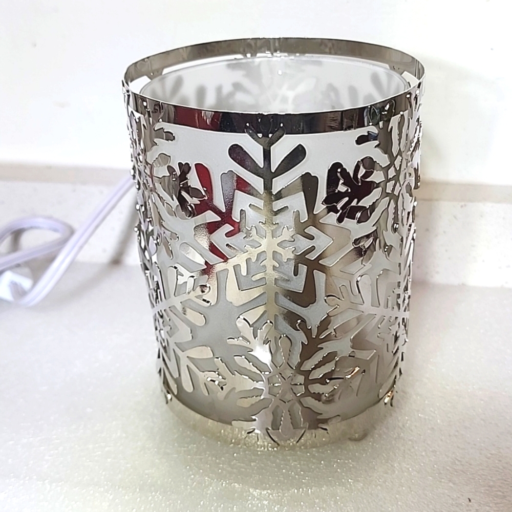 Table top lamp. Beautiful snowflakes with a warm light foa a relaxing decor.